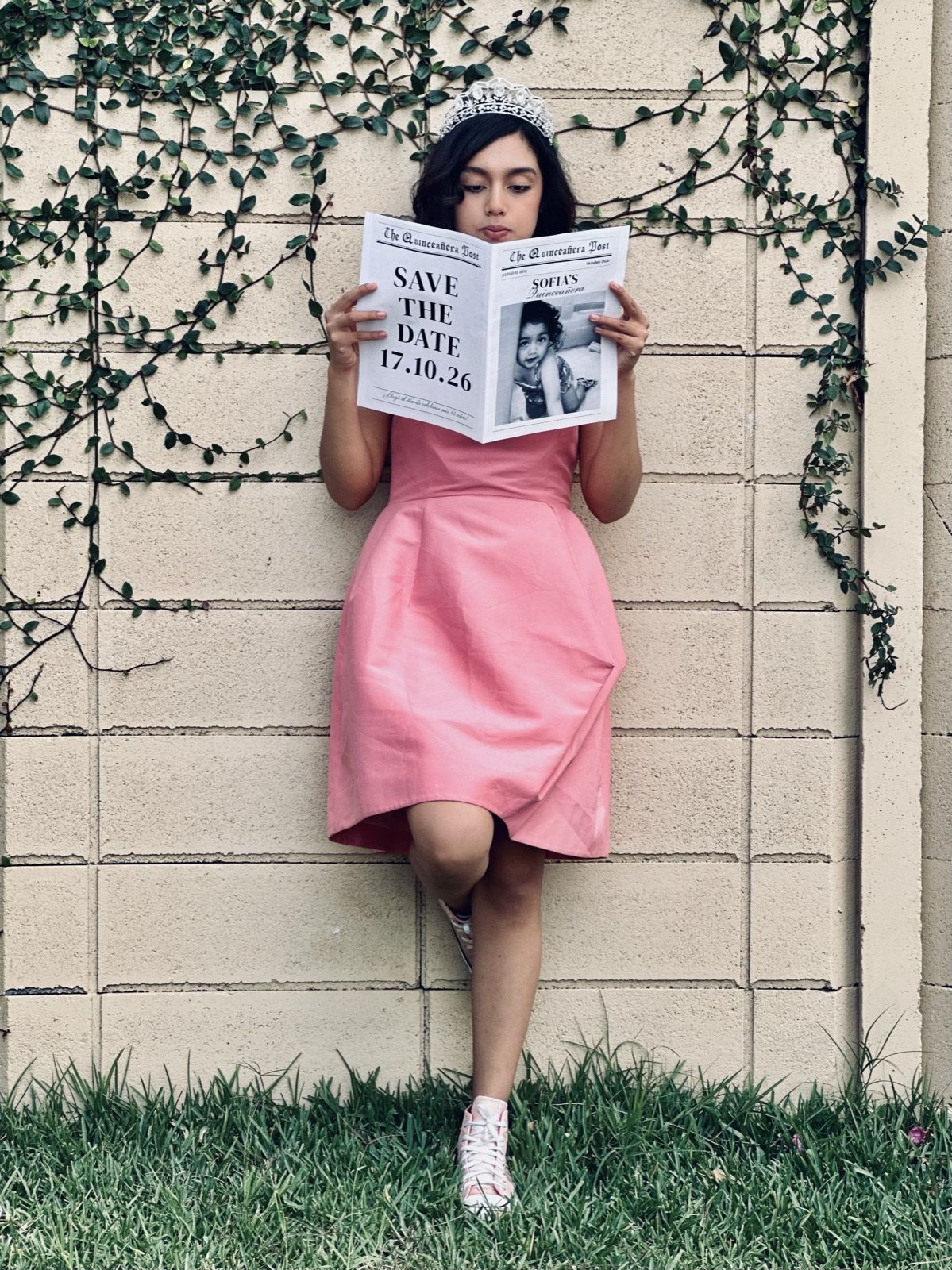 Sofía con su tiara y el periódico «Save the date 17.10.26»