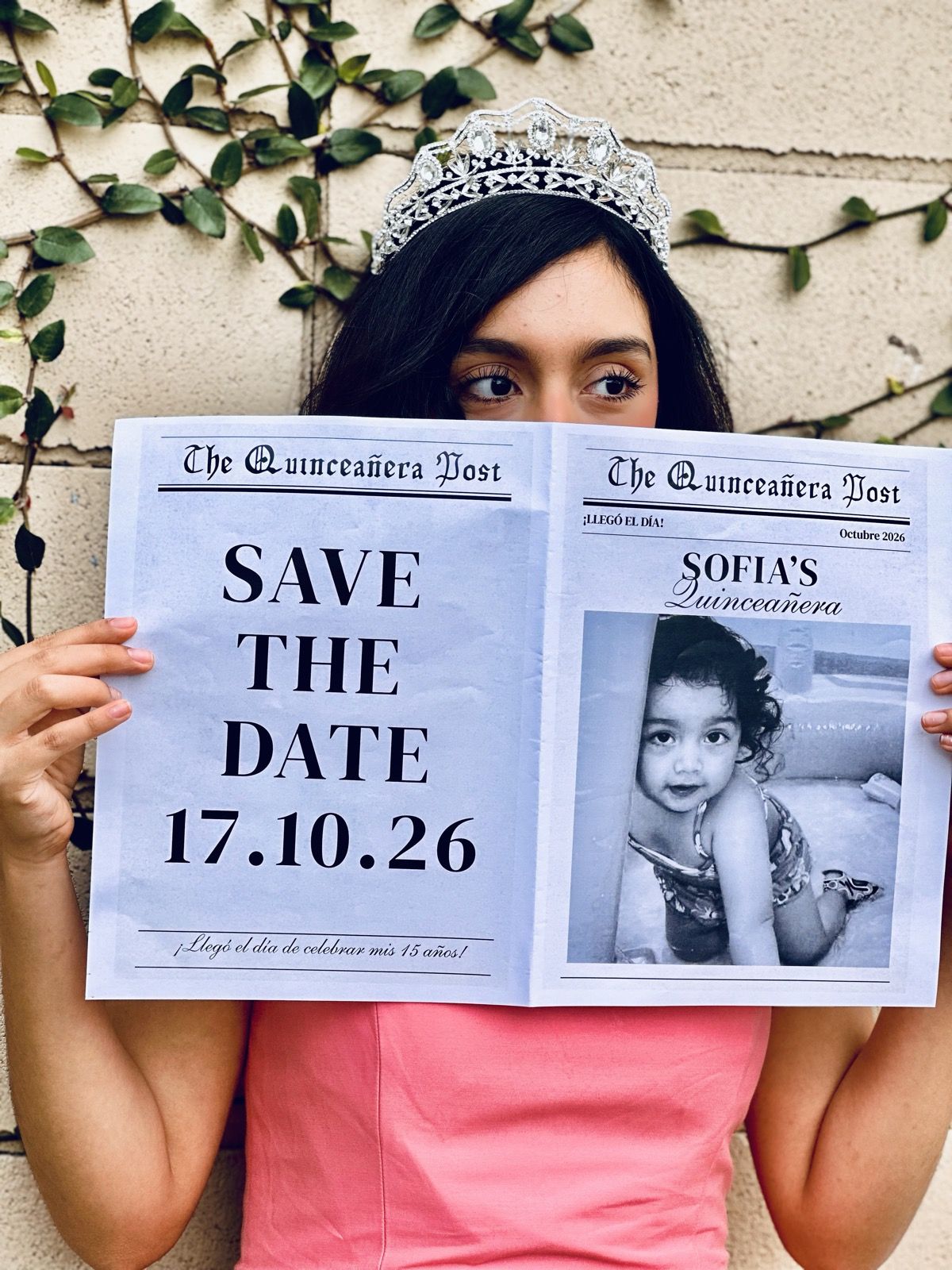 Sofía sosteniendo el periódico «Save the date»