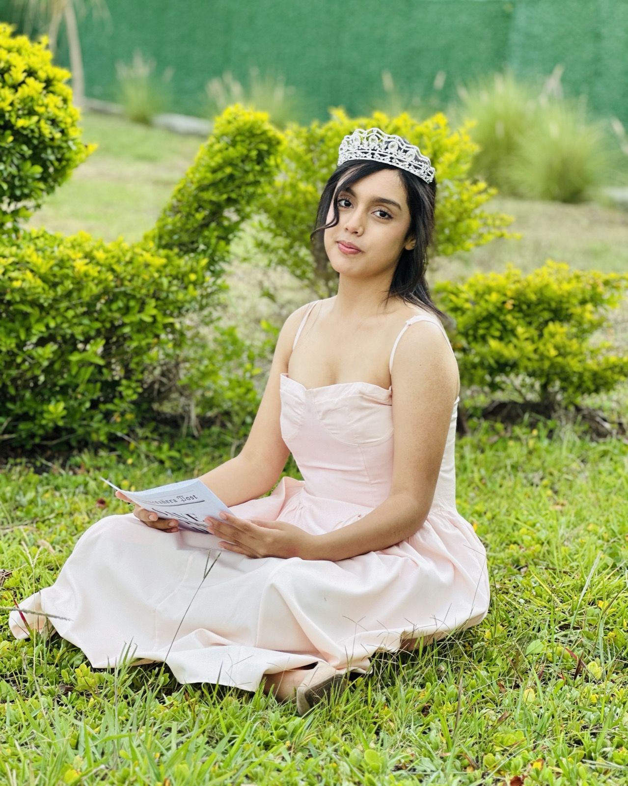 Sofía sentada en el jardín con su tiara