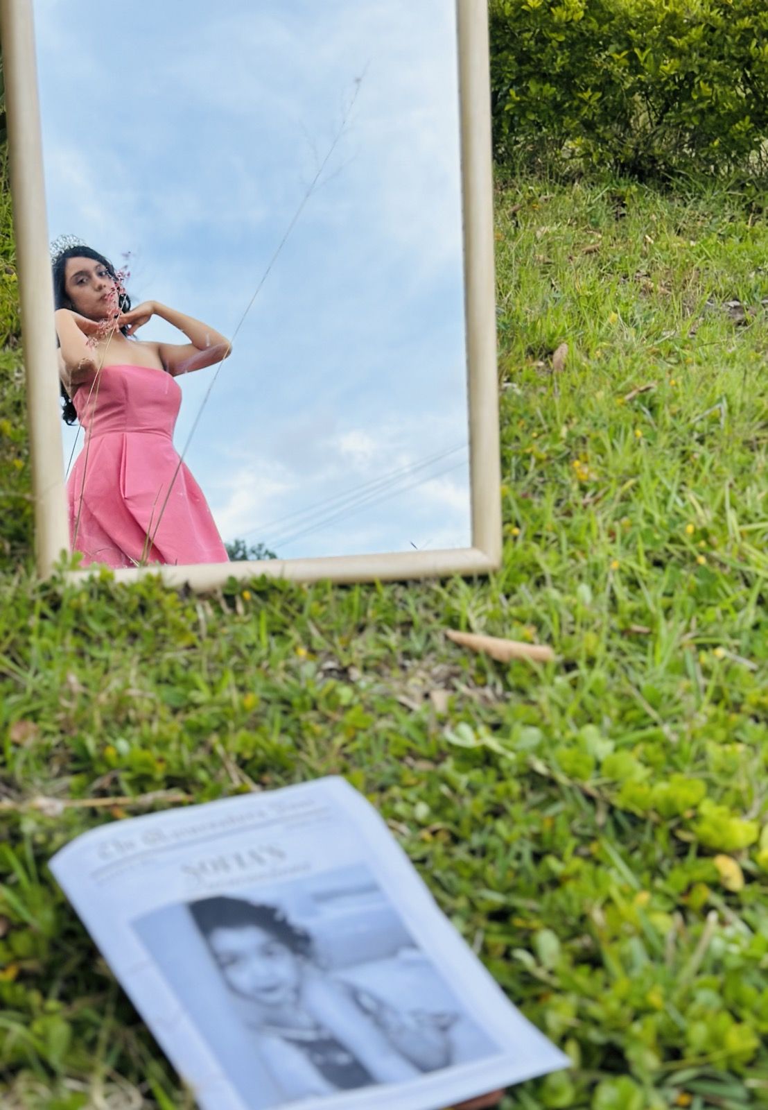 Sofía reflejada en un espejo sobre el césped
