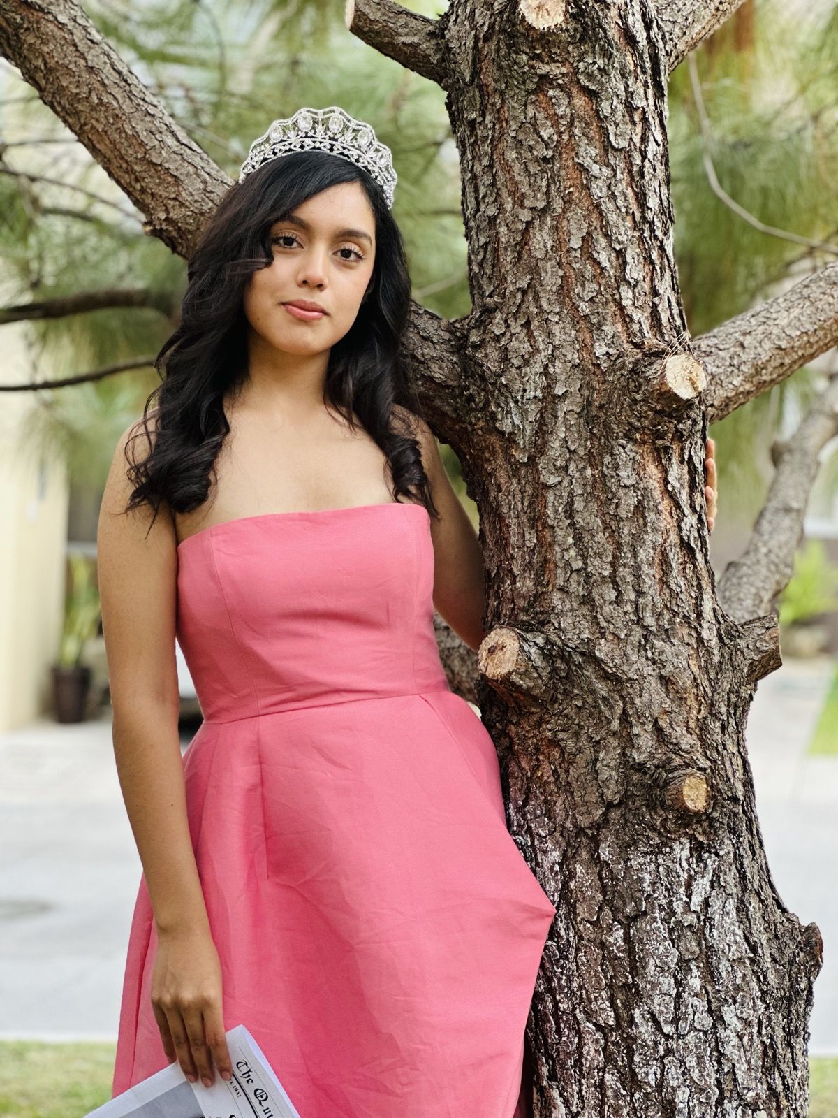 Sofía con su tiara junto a un árbol
